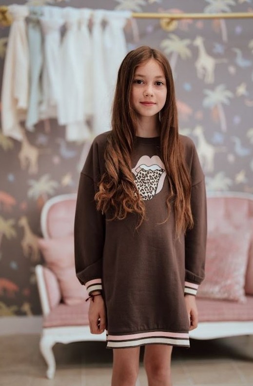 Vestido de corte recto en color marrón chocolate. Ilustración central  de labios rosas a lo modo «Rolling Stones» con lengua animal print. Forro interior en un afelpado suave y elástico tricolor en tonos rosa, crudo y marrón en el bajo y en los puños.