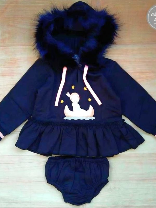 Jesusito azul marino, capucha de pelo en mismo color, ilustración centras de india en canoa color rosa, bajo con terminación en volantes, mangas engomadas en tono azul con raya rosa. Forro interior afelpado.